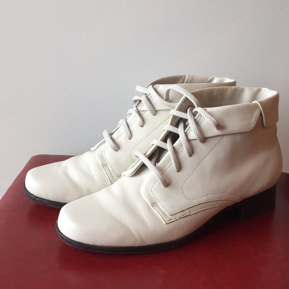 St. John's Bay Shoes - Vintage St. John’s Bay White Ankle Boots Size 7W